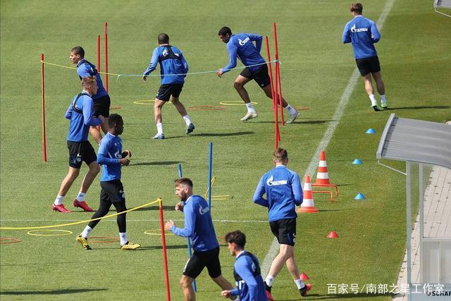 戴维斯回忆巴萨时光：小罗尚未巅峰 伊涅斯塔与哈维令人震惊